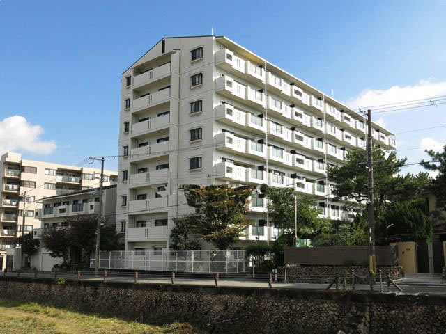 ロイヤルコート逆瀬川